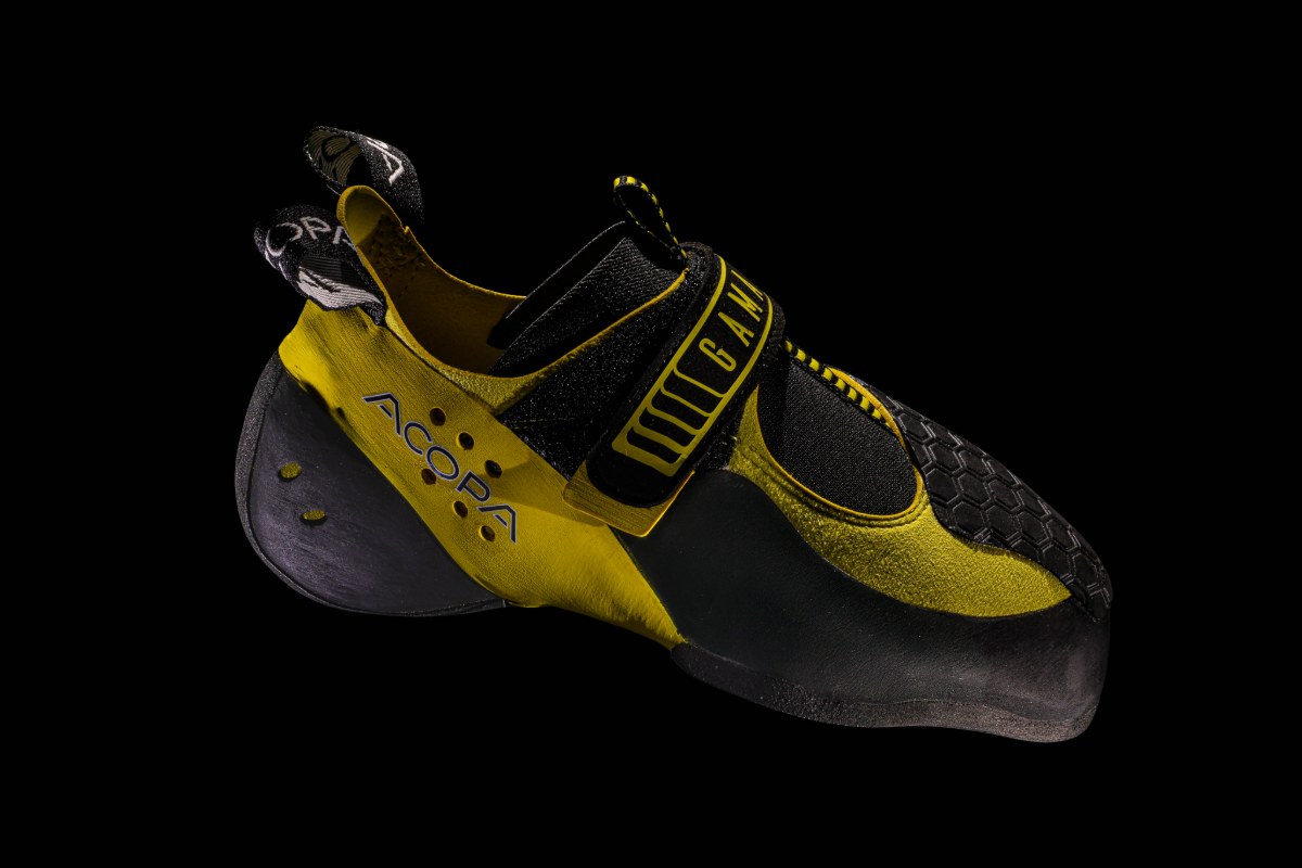Acopa Gama climbing shoe with single strap, side view